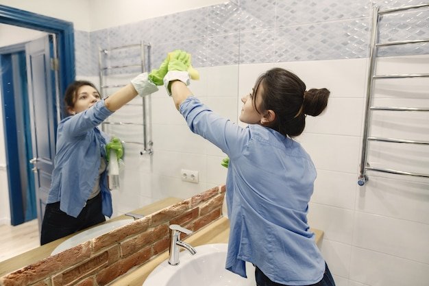 How to Clean a Bathroom in 10 Minutes (And Keep It That Way) 2 how to clean a bathroom fast